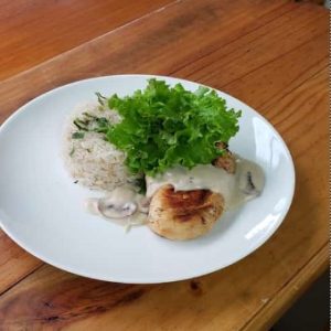 Pechuga de pollo grillada en salsa de zetas con arroz creole