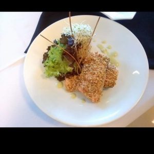 Lomo de Salmon con costra de sésamo tostado